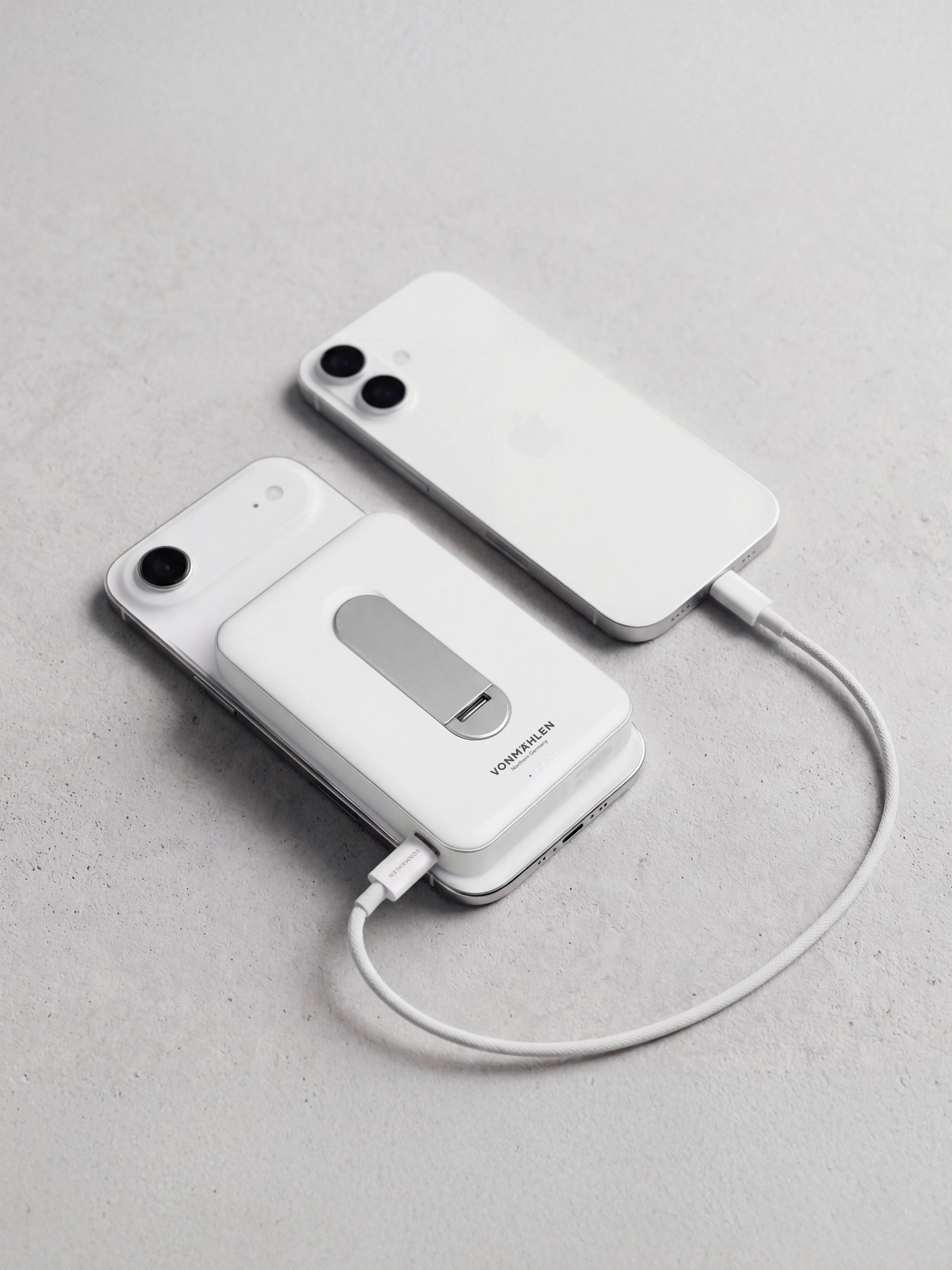 Vonmahlen Evergreen Mag 10,000 mAh 15W Power Bank with Kickstand - White